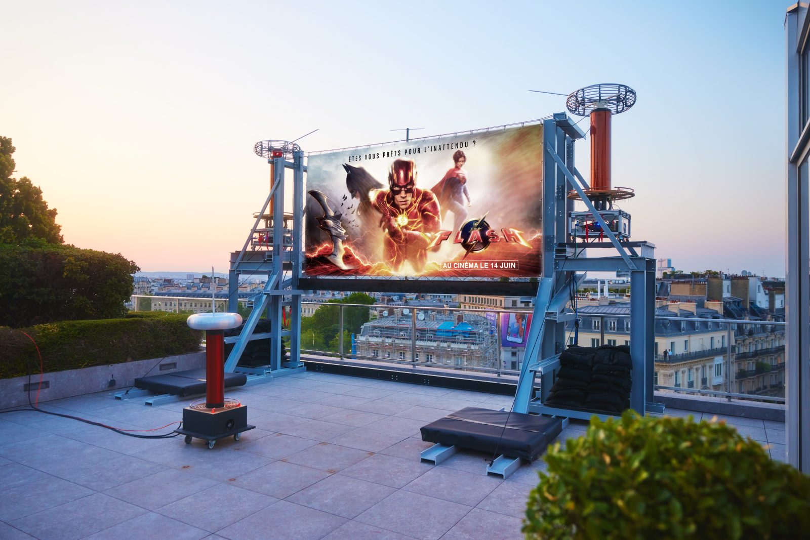 Spectacle de bobines Tesla sur les Champs-Élysées pour la sortie du film The Flash
