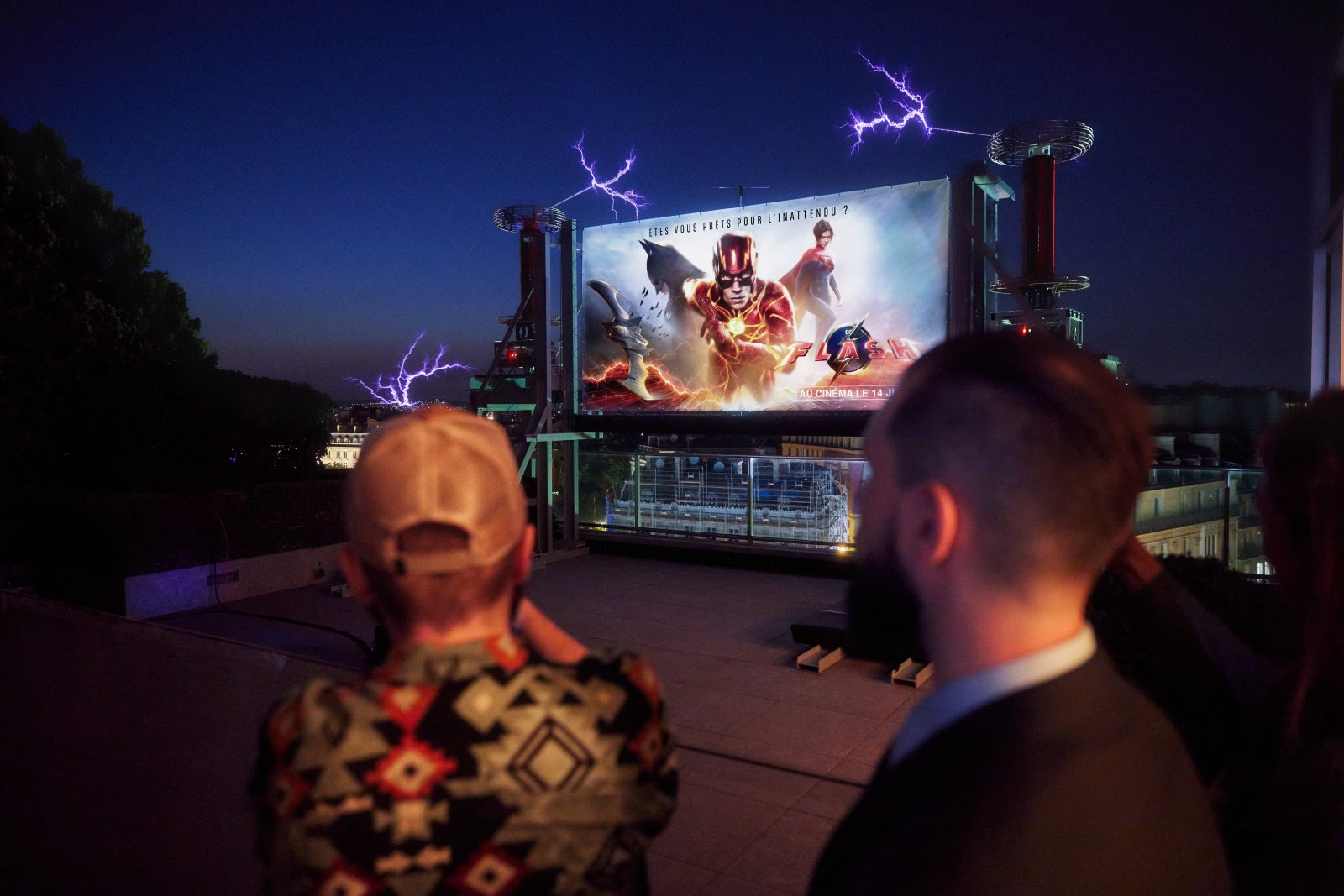 Arcs électriques géants au-dessus de l'affiche The Flash — événement parisien